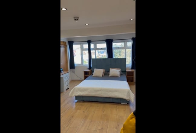 Bright spacious studio apartment isleworth TW7 Main Photo