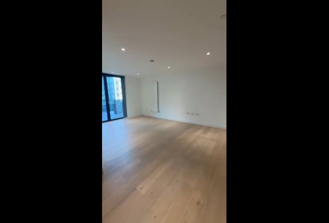 Unfurnished 1 Bed Apartment in Pontoon Dock E16 Main Photo