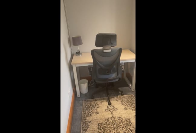 Beautiful room in Surrey house-share Main Photo