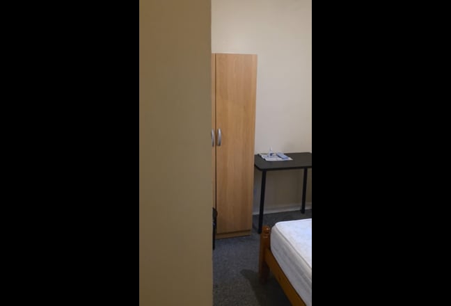 Single Room in a 3 Bed Flat for 450 exc Bills Main Photo