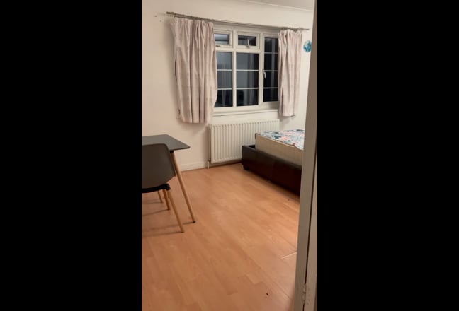 Very Large Double room, 5 min walk to Kilburn tube Main Photo