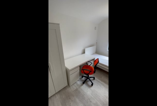 Clean 4 bed house 5 mins from DMU Main Photo