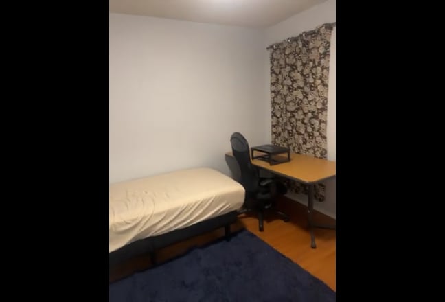 Roon in a quit home Main Photo