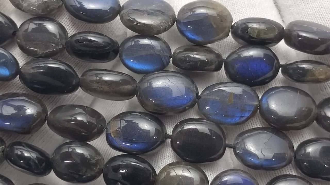 動画】ブラックラブラドライトAA++ オーバル~フラットタンブル 半連/1