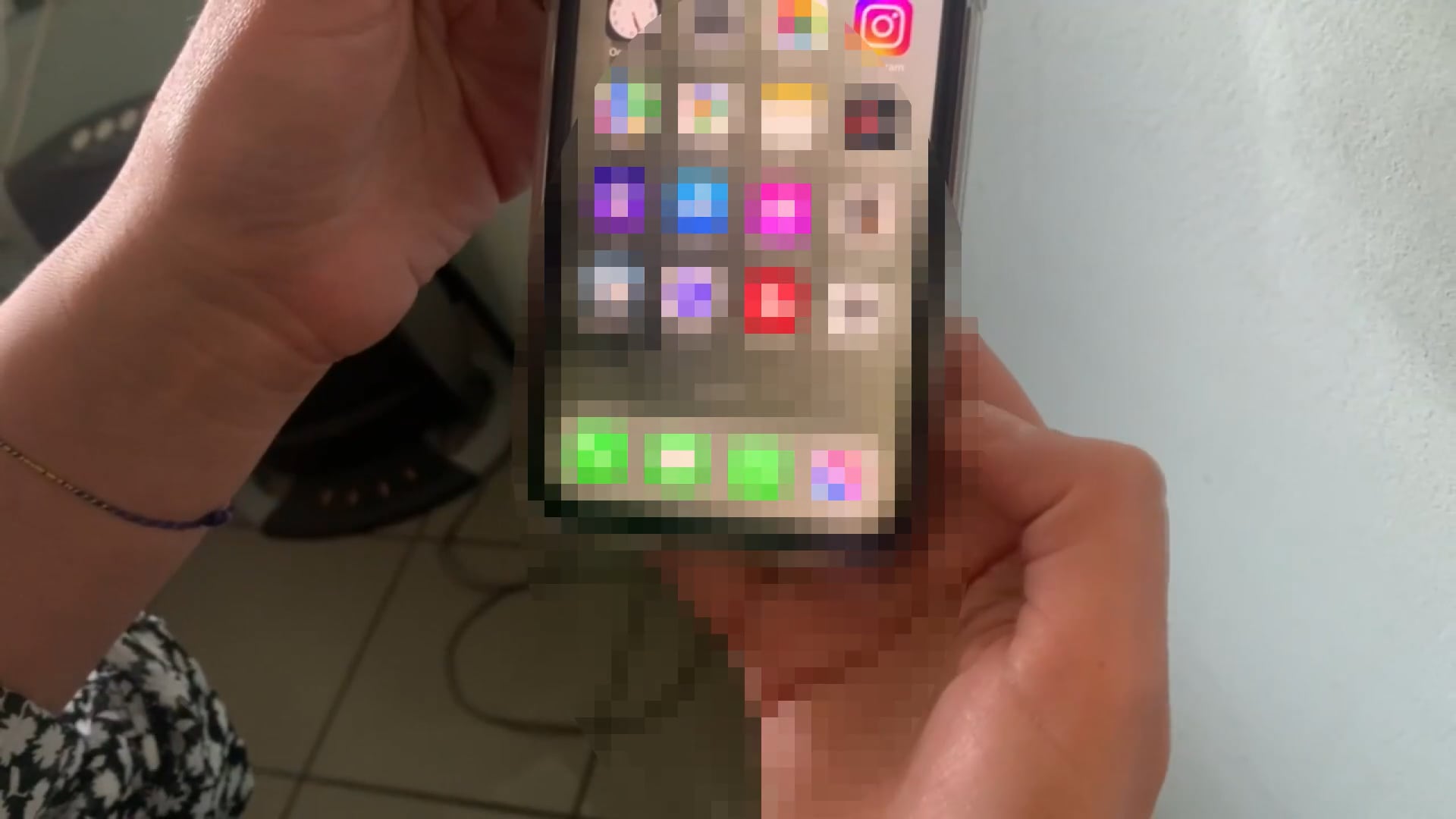 Foto e nome su profili porno, la casa in vendita e un finto funerale: donna vittima di campagna d’odio