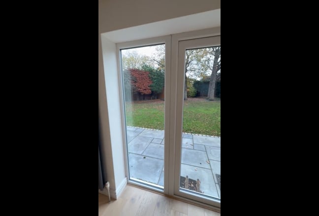 Beautiful spacious home w large garden & parking Main Photo