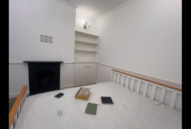 A beautifully decorated spacious room  Main Photo