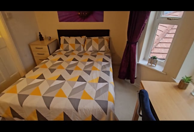 Large En-Suite Double Room. Bills Included. Dudley Main Photo