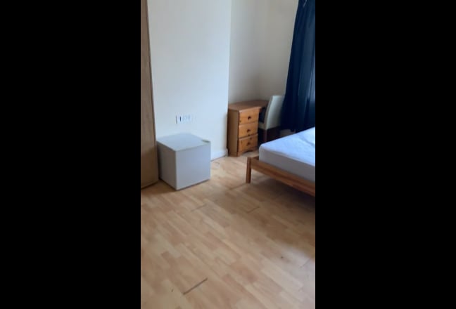 Large quiet well maintained House Main Photo