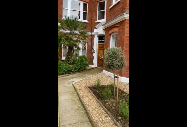 Queensize Bedroom in Beautiful Flat Battersea Park Main Photo