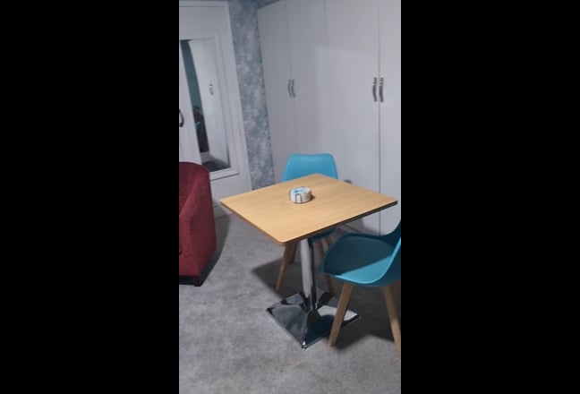 Double Room, gardens, parking, near hospital. Main Photo