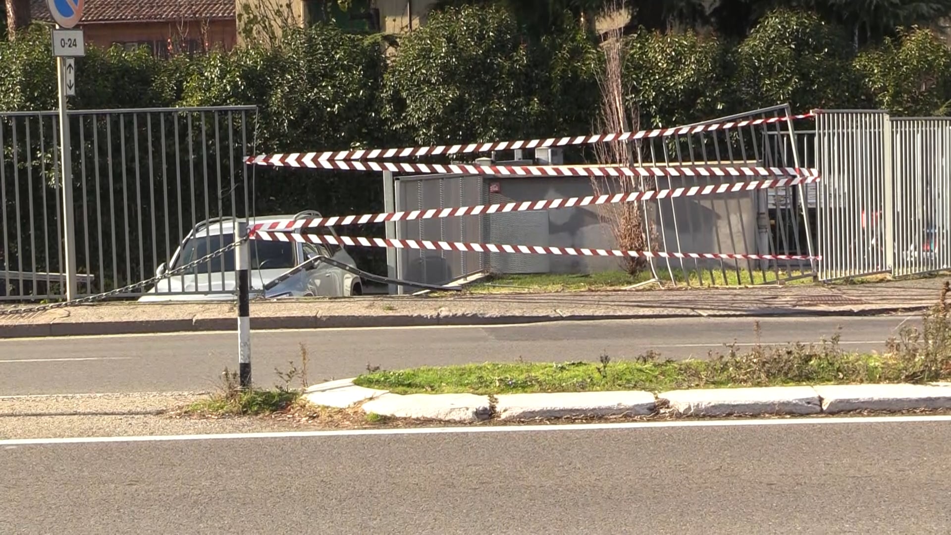 Ambulanza sfonda una recinzione, illeso l’autista. Le indagini della polizia locale