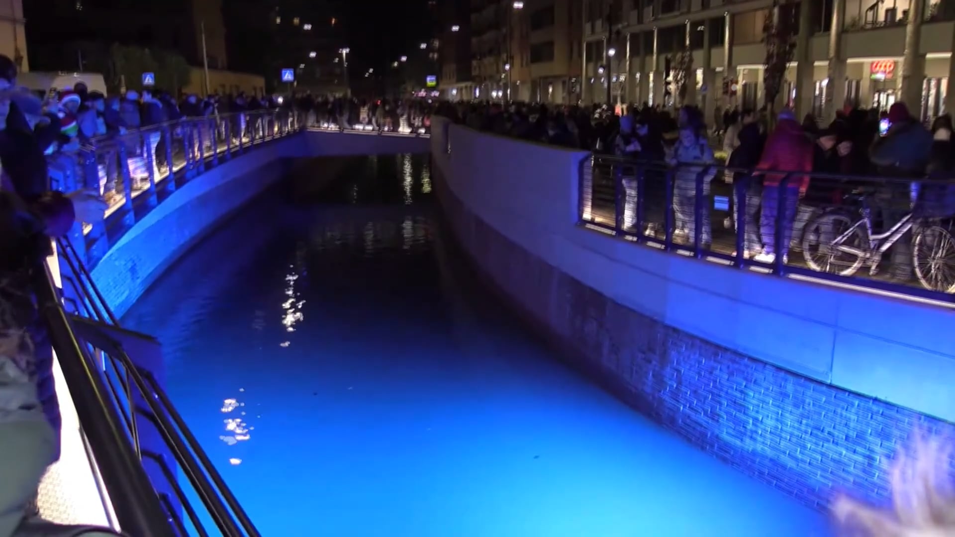 Le immagini della festa in via Riva Reno e Campaniello risponde alle critiche