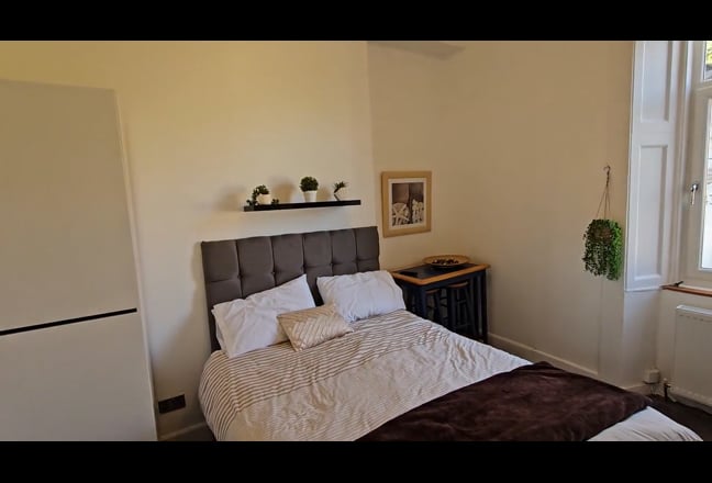 Double Bed Studio 0.5Km from Subway,Price inc All  Main Photo