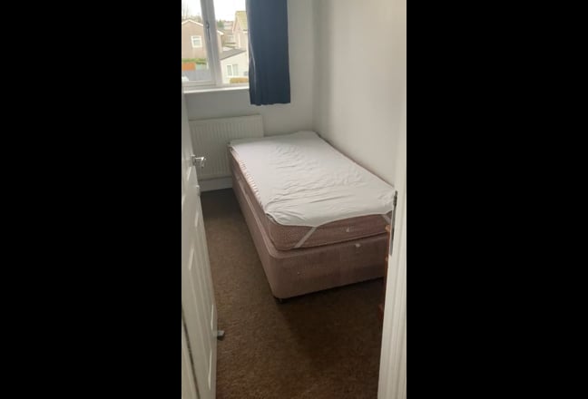 Single room available for a working person Main Photo