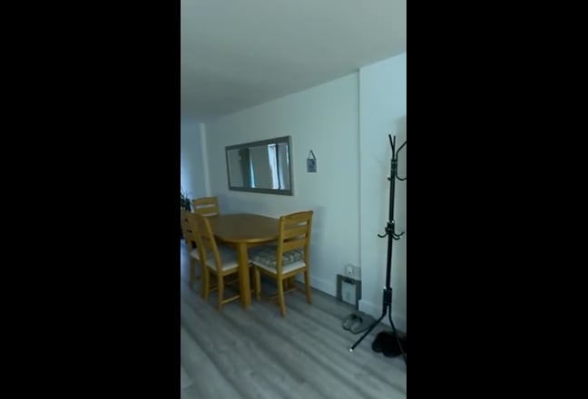 Entire 1-Bedroom Flat at Kensington Gardens Square Main Photo