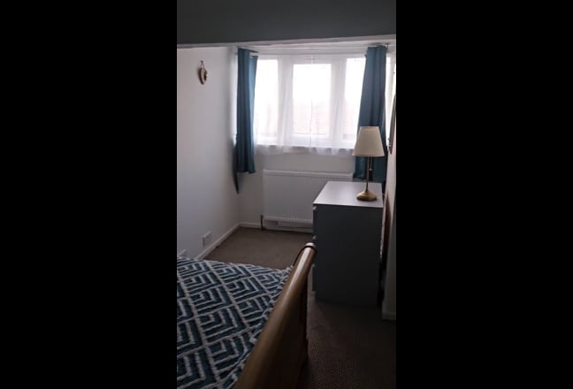 Large Attic Bedroom in S2 Heeley dog friendly 🐶 Main Photo