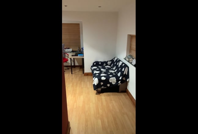 Large Shared Double Room Incl. Bills Available  Main Photo