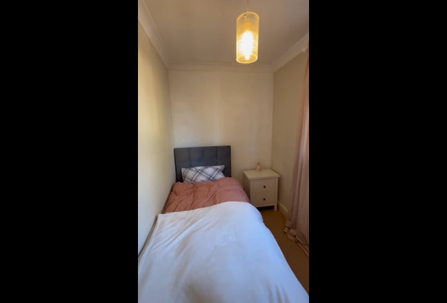Lovely room + 2 toilets in 3 bed spacious house  Main Photo