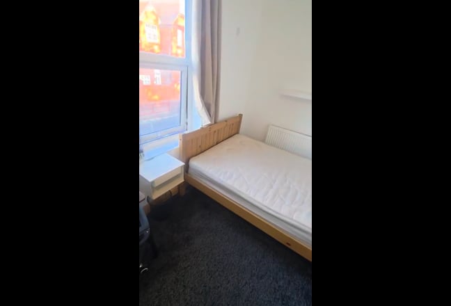 Ensuite Double Room in Friendly Professional House Main Photo