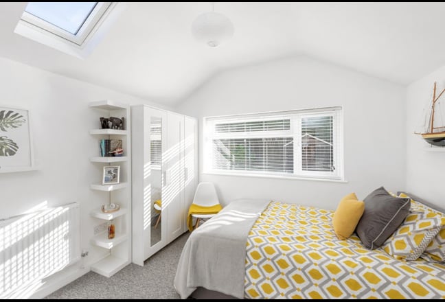 Light ensuite room with parking nr. GCHQ Main Photo