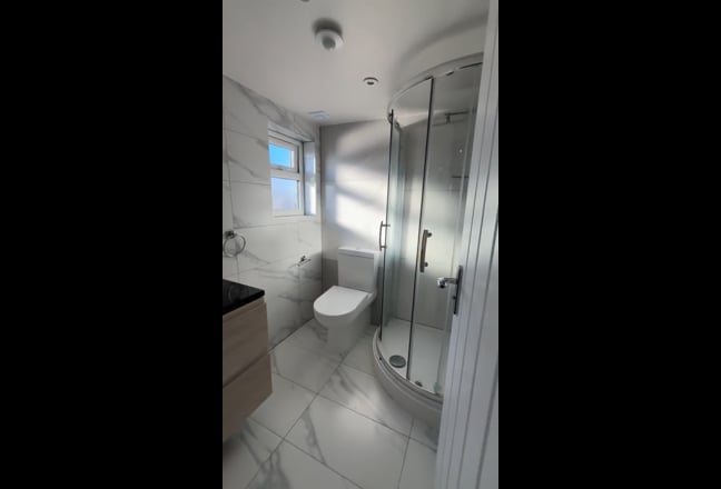 Double Room En-suite - Near Wexham Park Hospital  Main Photo