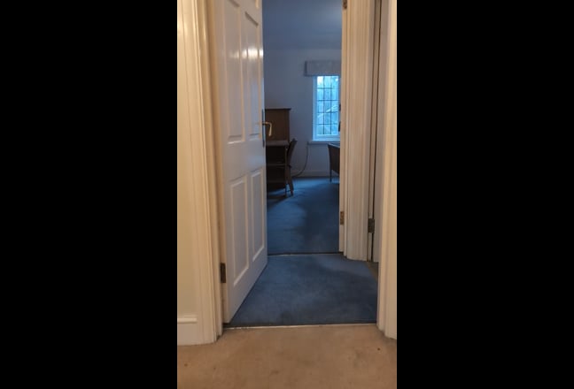 Double en-suite room in friendly family home  Main Photo