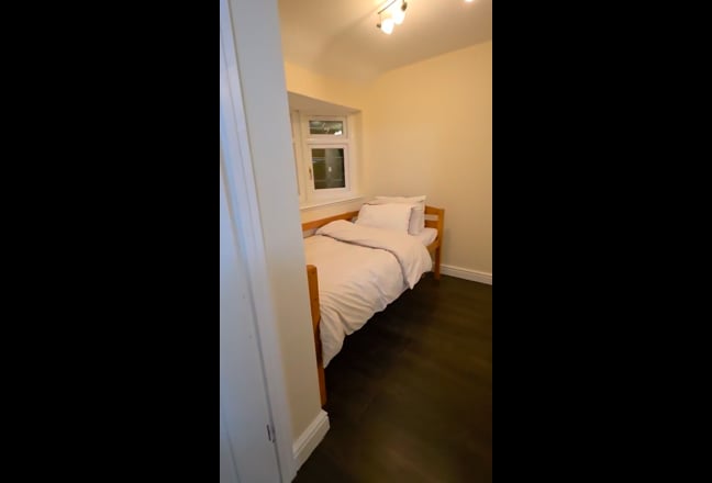 Doube bed en suite, 3 mins walk from Station  Main Photo