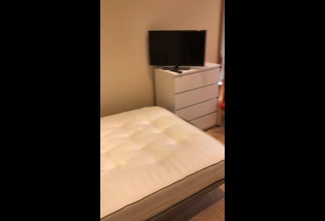 Double Room in Refurbished Flat £800 inc. bills Main Photo