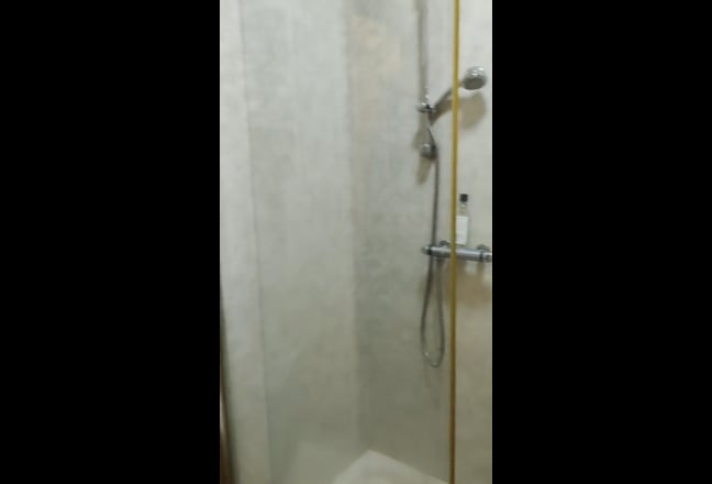 A single room with separate bathroom Main Photo