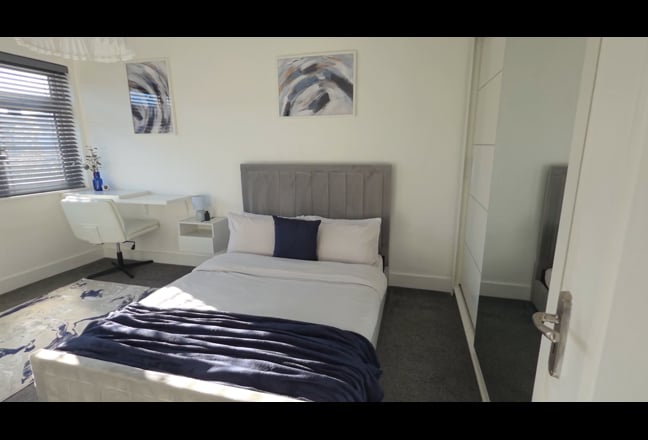 Clean Modern Room Furnished Main Photo