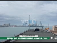 Ortona - Nave Ong con 85 migranti arrivata al porto