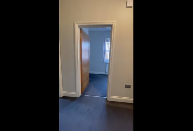 En-Suite for Couple or Single – RH12 🏠 Horsham Main Photo