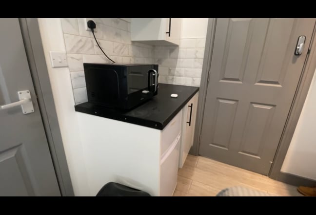 Single Room Ensuite £750 All-in Greenford Main Photo