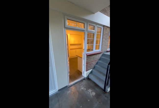 Spacious three bedroom flat in Wimbledon. Main Photo