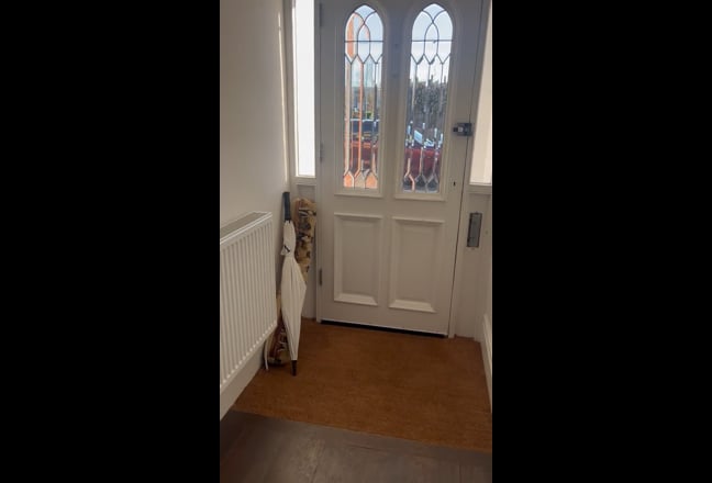 Mon-Fri Double + private bathroom + parking  Main Photo