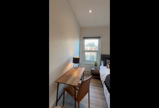 High-end Large Double Room - SO14 Main Photo