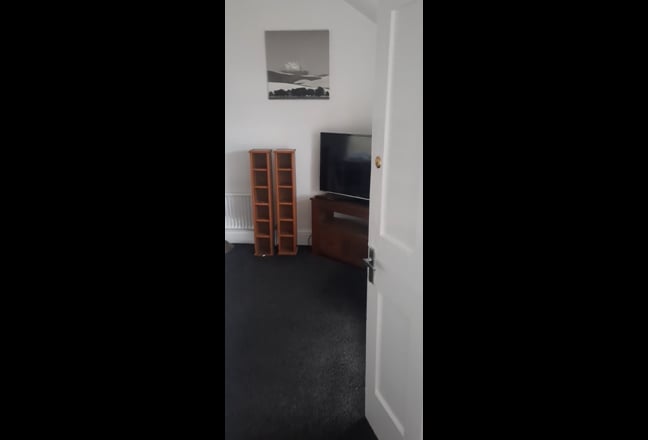 Large furnished double room to let . Main Photo
