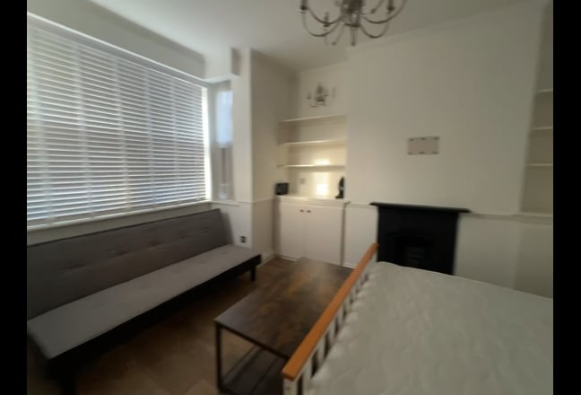 A beautifully decorated spacious room  Main Photo