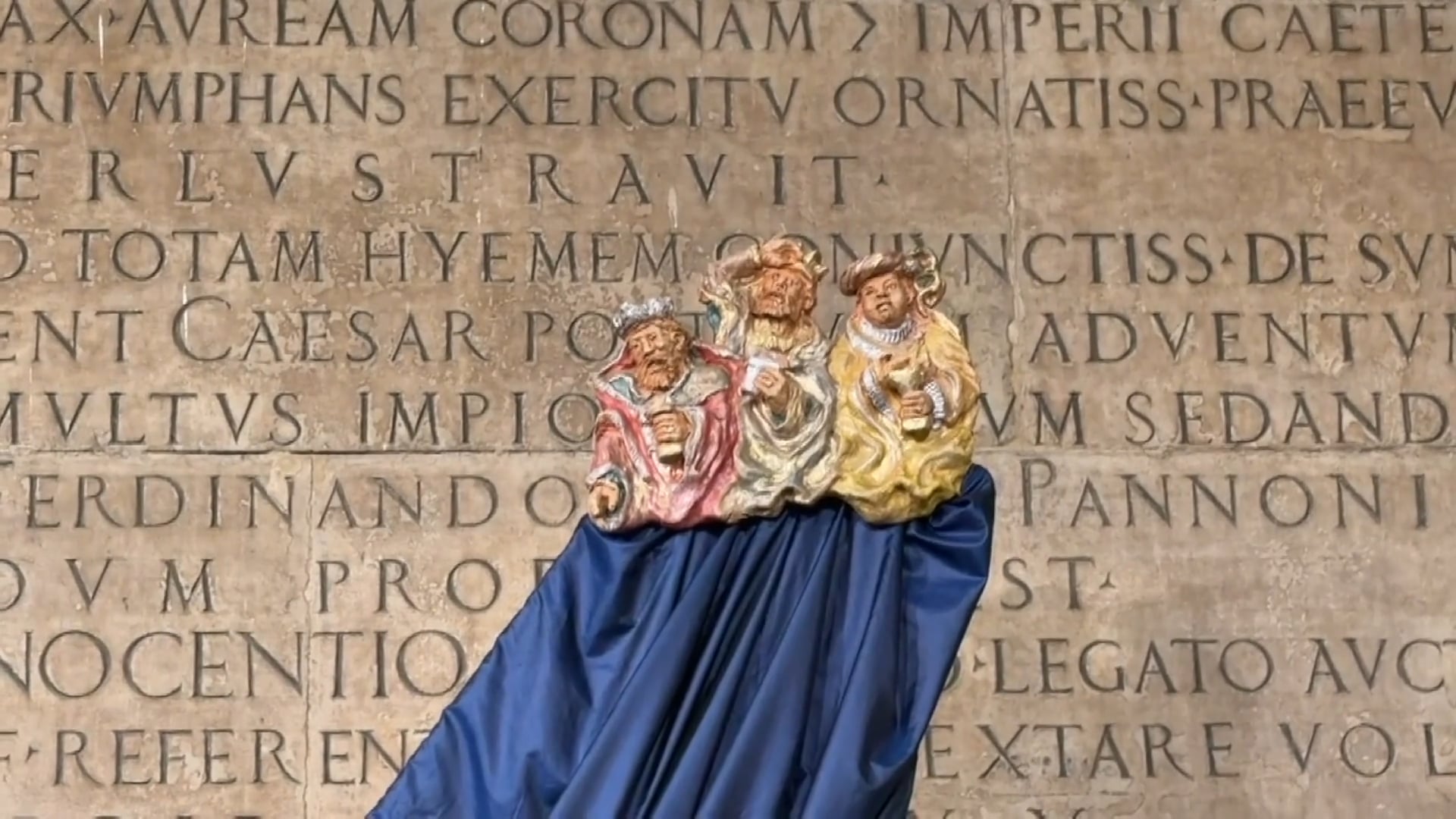 Inaugurato il presepe in Comune, il cardinal Zuppi: “E’ un messaggio di pace per tutti”