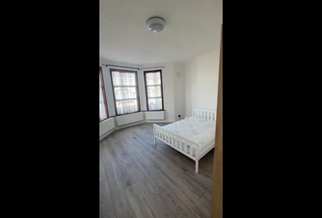 Huge Furnished Double Room in Plumstead SE18 Main Photo