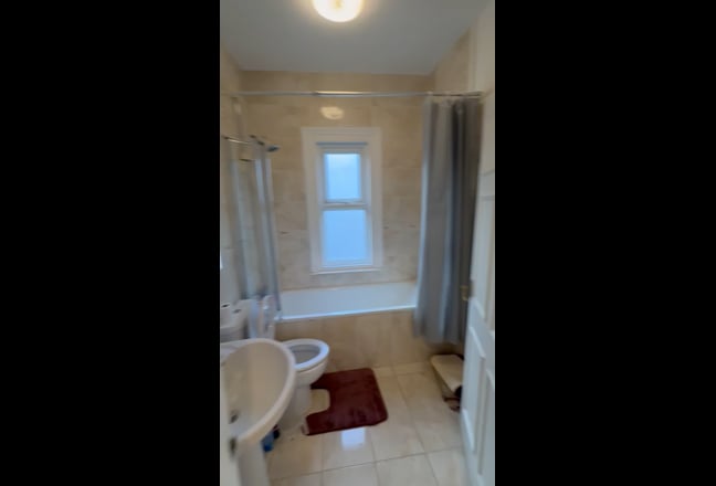 Nice room for One person In the heart of  Sutton Main Photo