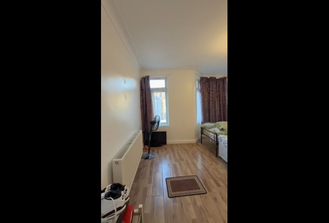 Shared Double Room – £350 Per Person – Friendly Ho Main Photo