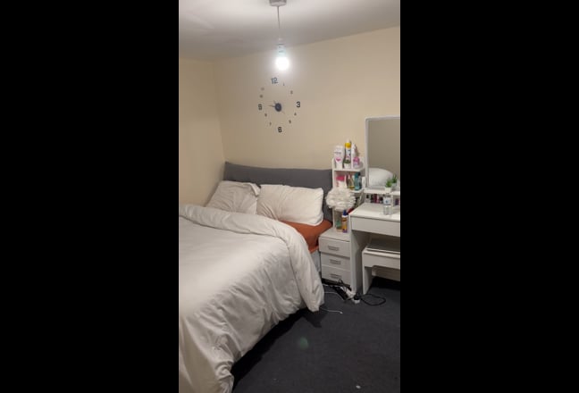 A room in a 3 bedroom flat available to rent Main Photo