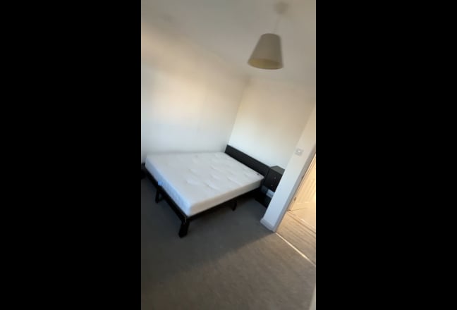 1 double bedroom room available  Main Photo
