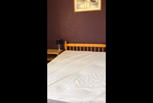 1  room available in 2 bedroomed flat Main Photo