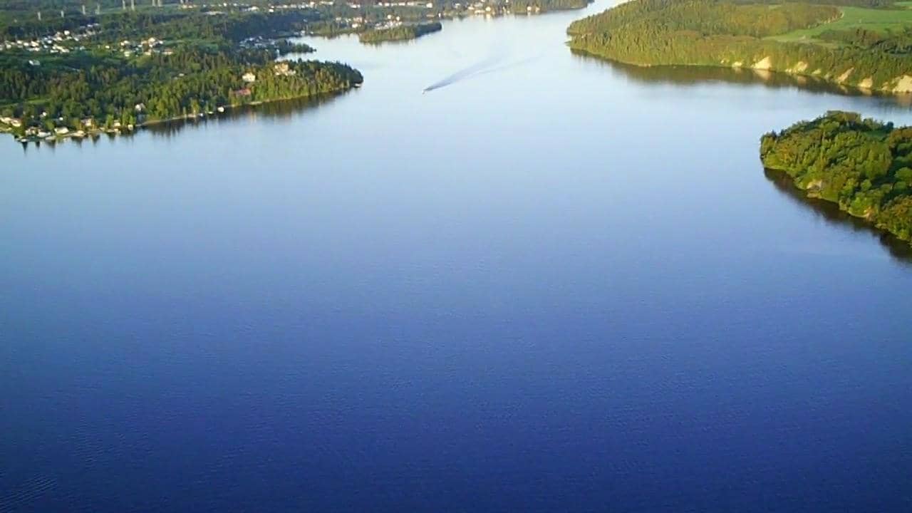 Sur les bord de la rivière Saguenay, le village de Shipshaw on Vimeo