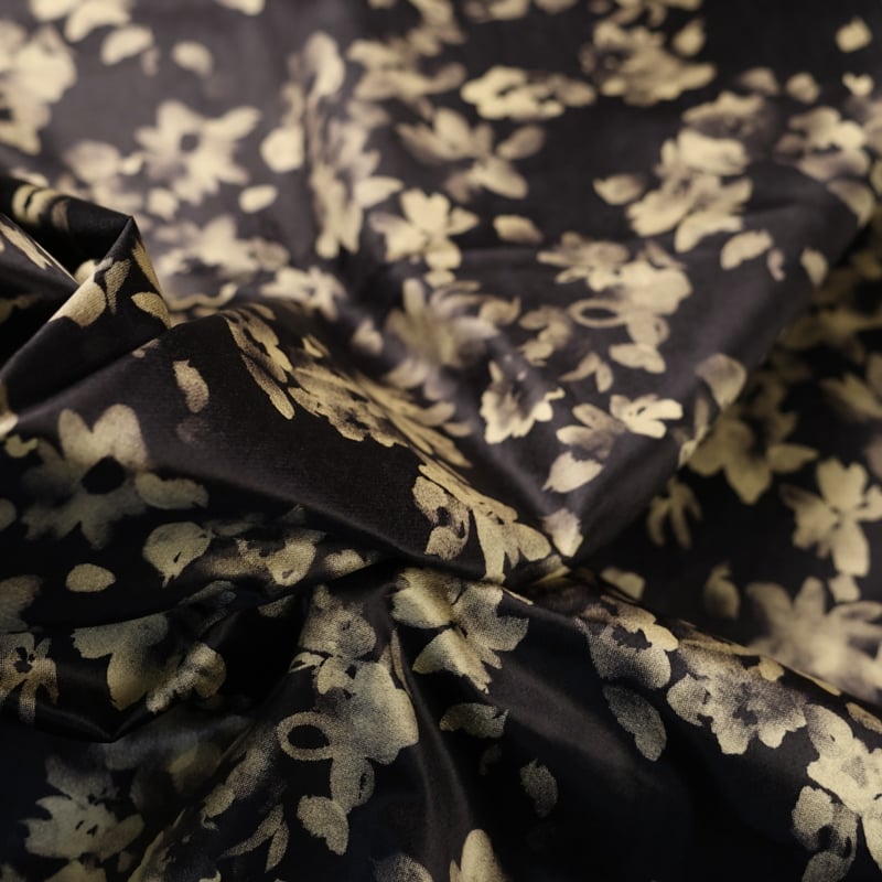 Vidéo: Velours ras coton, viscose & élasthanne - Fleurs beige fond noir