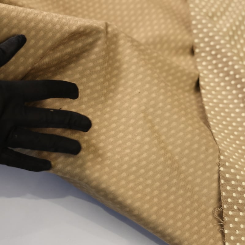 Vidéo: Velours ras coton & élasthanne - Pois tacheté beige fond marron