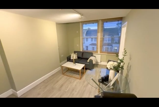 Self-contained double studio in Hammersmith Main Photo